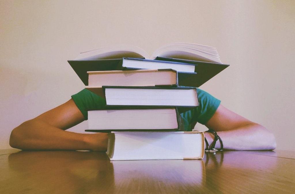 Perché dimentichi tutto dopo poche ore che studi (e come impedirlo)